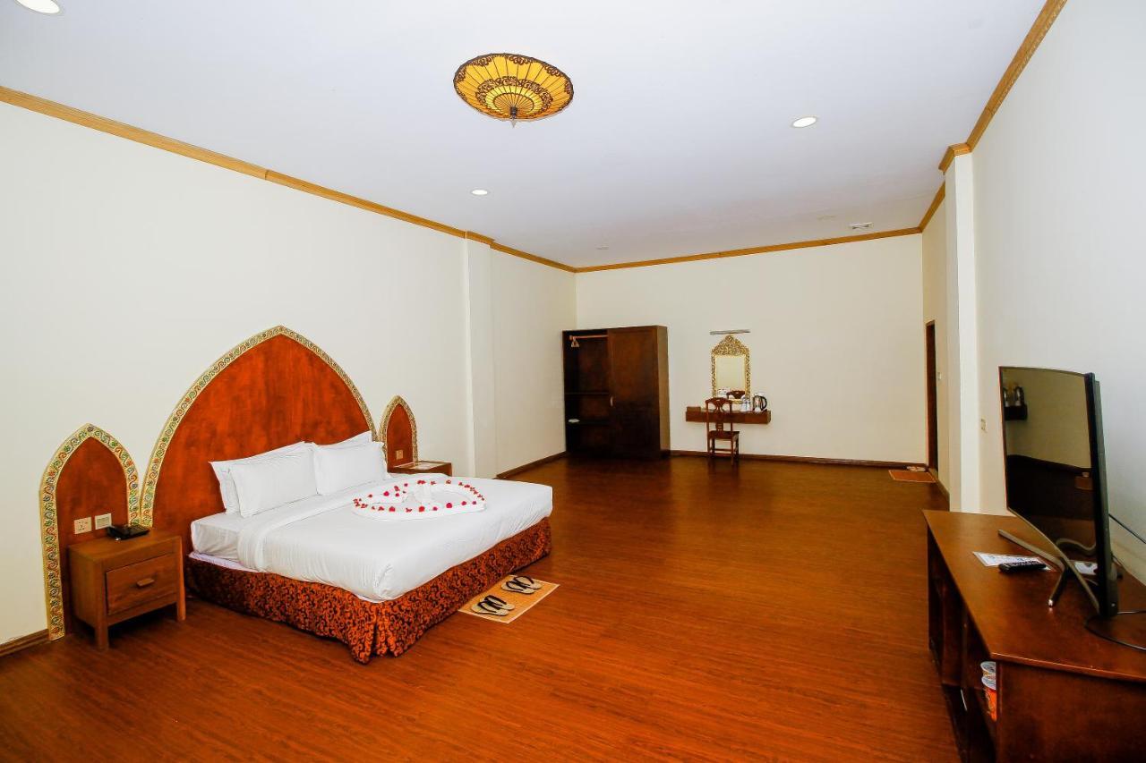 รอยัล เอเมอรัลด์ ริเวอร์ วิว กอล์ฟ รีสอร์ต Hotel พุกาม ภายนอก รูปภาพ