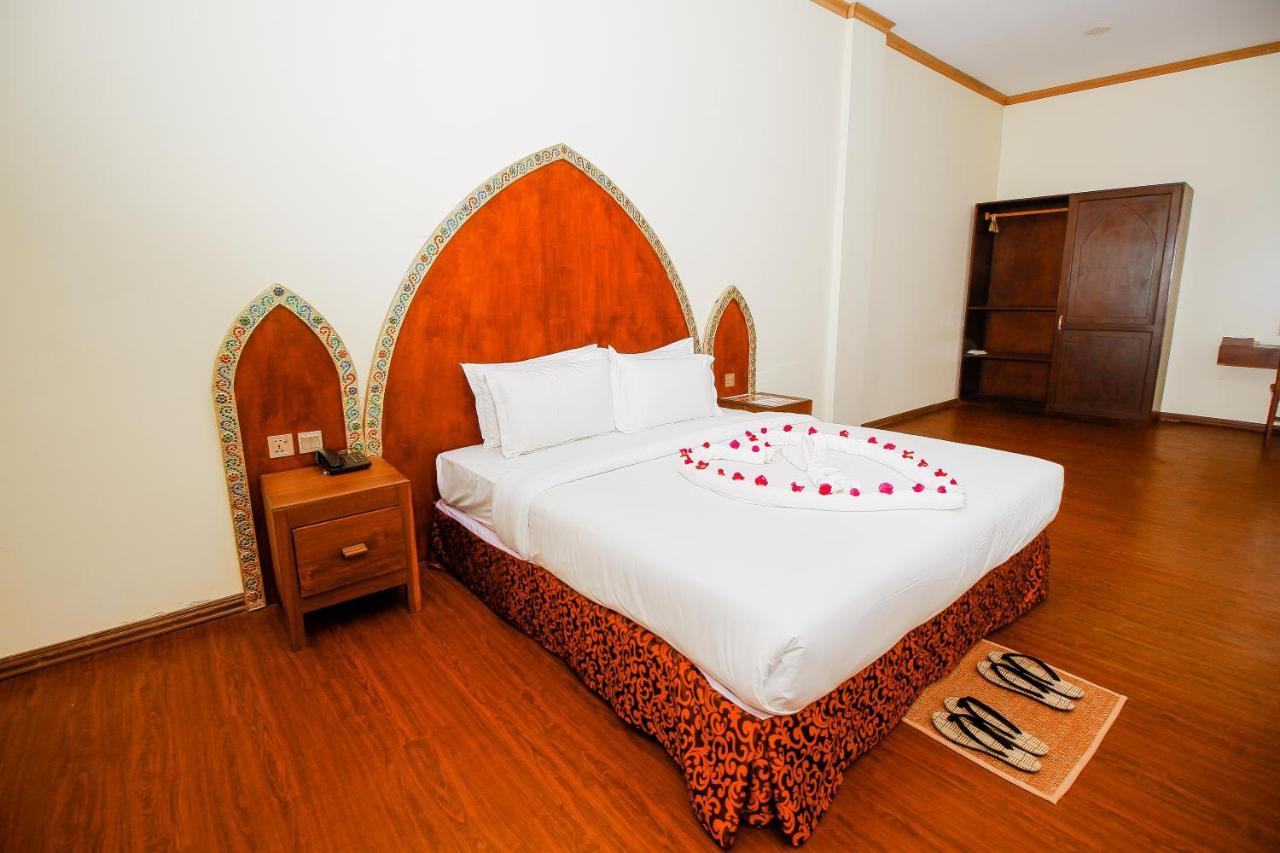 รอยัล เอเมอรัลด์ ริเวอร์ วิว กอล์ฟ รีสอร์ต Hotel พุกาม ภายนอก รูปภาพ