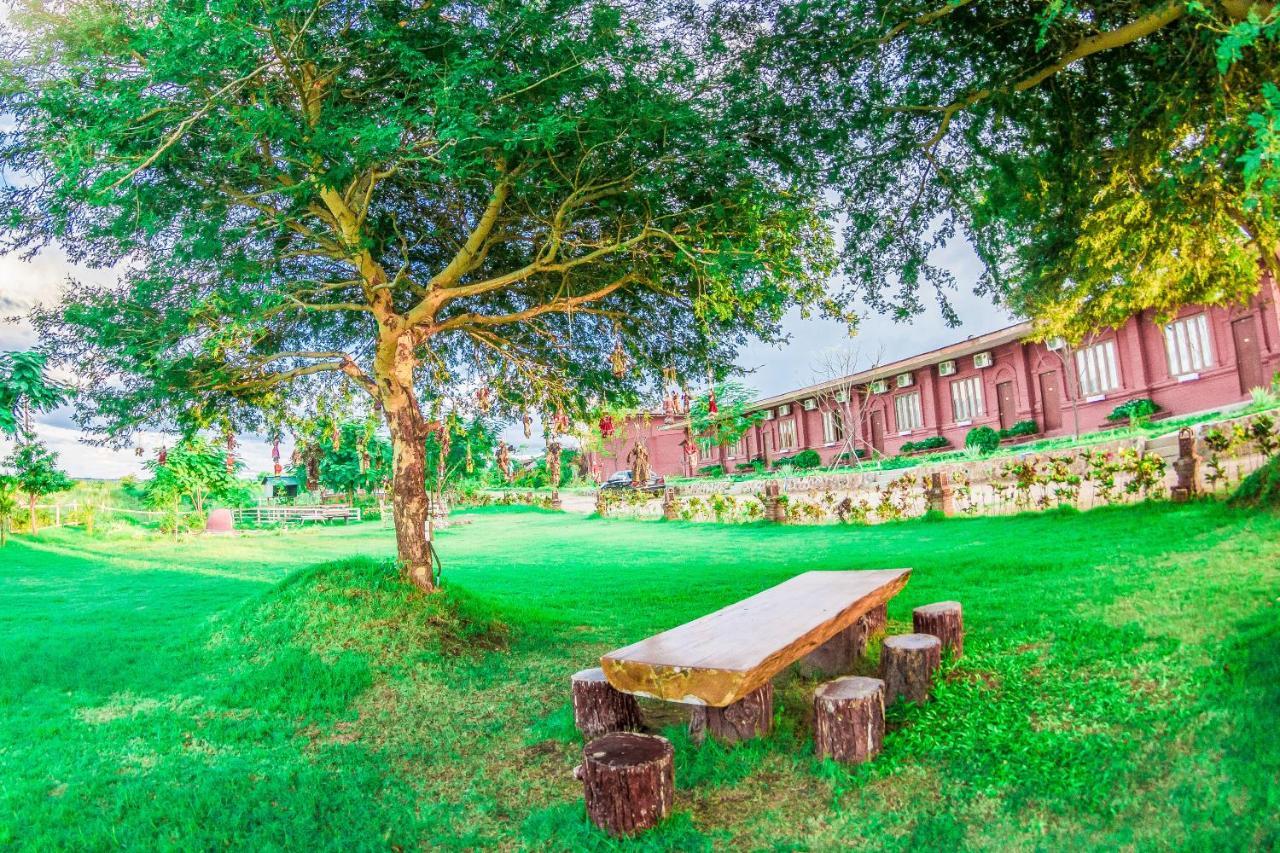 รอยัล เอเมอรัลด์ ริเวอร์ วิว กอล์ฟ รีสอร์ต Hotel พุกาม ภายนอก รูปภาพ